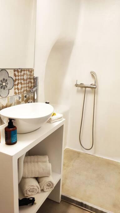 Bougainvillea Cave Suite - Old Town Mykonos Town エクステリア 写真